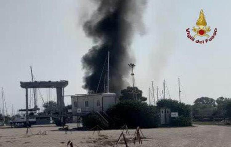 Colonna di fumo su Ostia