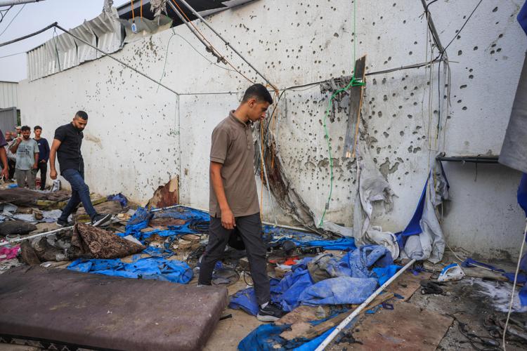 La tenda di Al Jazeera distrutta presso l'ospedale Al-Shifa di Gaza City (Afp)