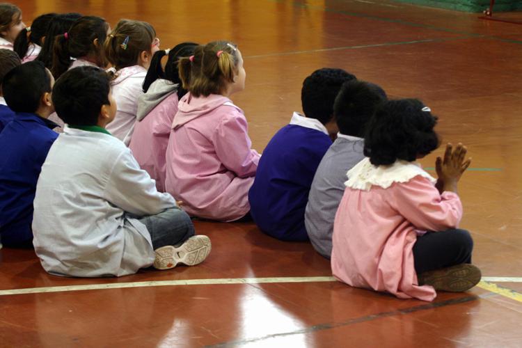 Bimbi con i grembiuli a scuola - Fotogramma