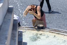Una ragazza si rinfresca alla fontana (Fotogramma)