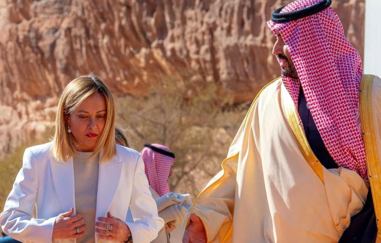 La presidente del Consiglio Giorgia Meloni con il principe ereditario e primo ministro dell'Arabia Saudita, Mohamed bin Salman Al Saud durante la visita in Arabia Saudita (Fotogramma/Ipa)