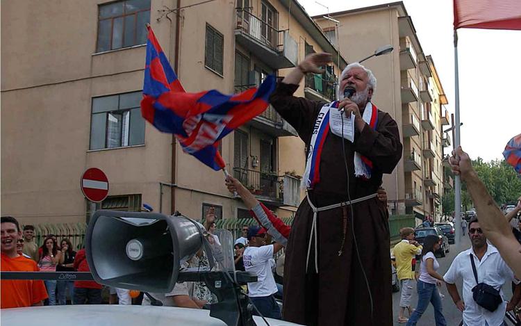 Padre Fedele alla guida di un corteo di protesta per il Cosenza calcio - Fotogramma