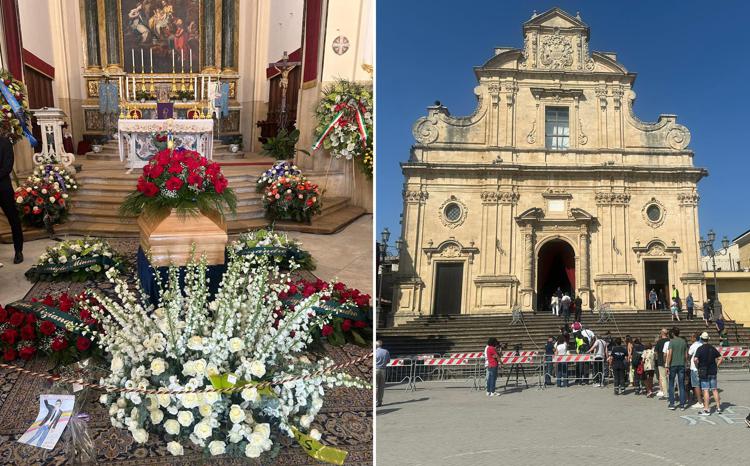 Pippo Baudo, oggi i funerali a Militello: in centinaia in fila alla camera ardente