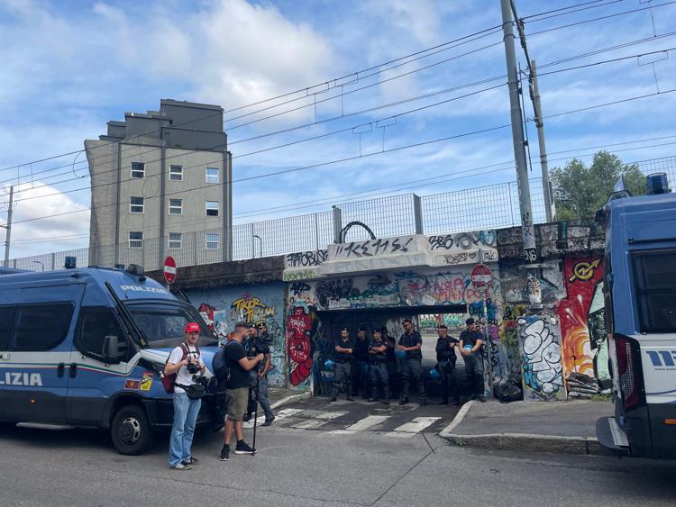 Milano, sgomberato dopo 31 anni il Leoncavallo. Meloni: 