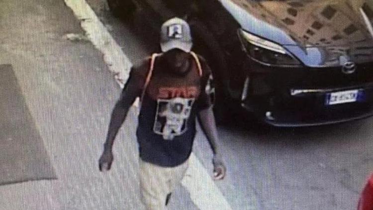 Il 26enne ripreso dalle telecamere di videosorveglianza 