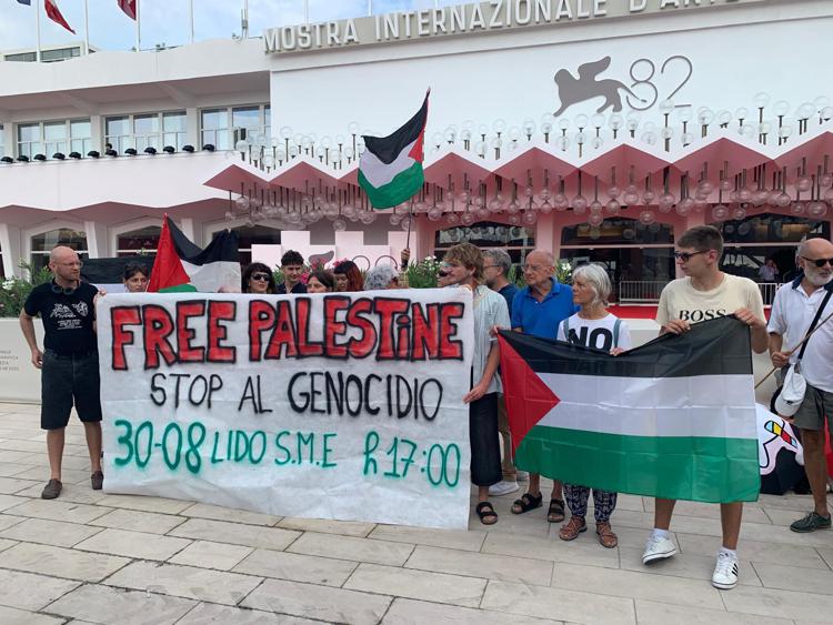 Manifestanti Propal alla Mostra del cinema di Venezia