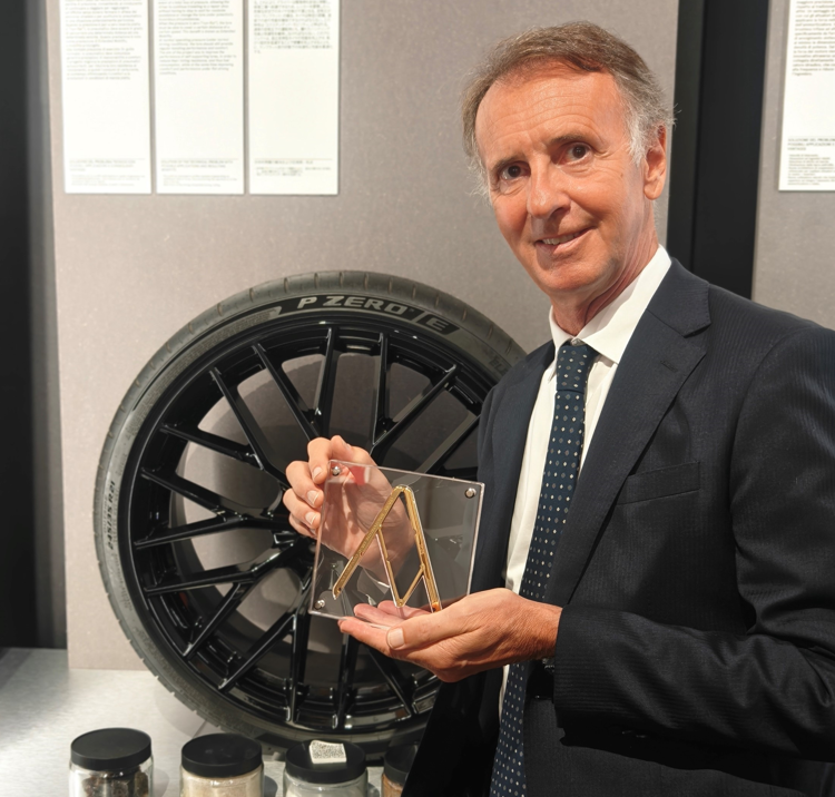 Piero Misani, Executive Vice President e Chief Technical Officer di Pirelli, mostra il Compasso d'Oro