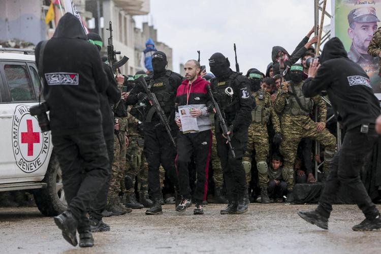 Miliziani di Hamas a Gaza durante la liberazione di uno degli ostaggi israeliani a febbraio 2025 - Fotogramma /Ipa