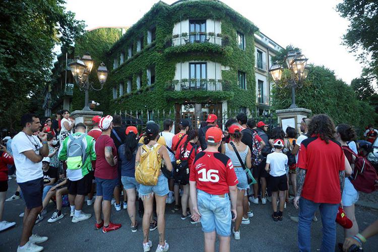 I tifosi fuori all'Hotel de la Ville