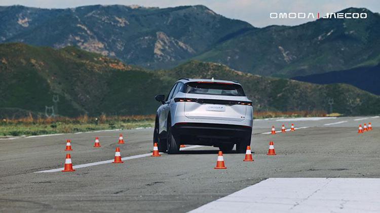 Omoda 7 supera il test dell’alce a 78 km/h con sicurezza e controllo
