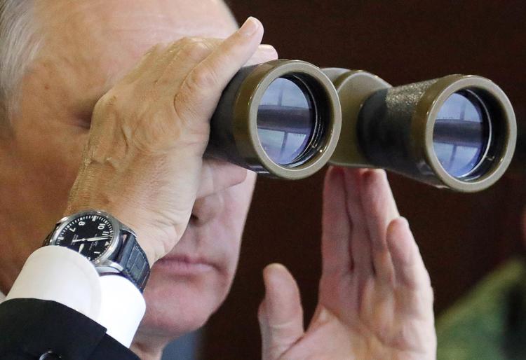 Putin e il binocolo durante le esercitazioni militari di Russia e Bielorussia ne l 2017 - Fotogramma /Ipa