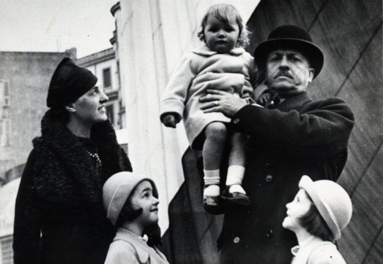 Filippo Tommaso Marinetti con la moglie Benedetta e le figlie Vittoria, Ala e Luce  - (Archivio Famiglia Marinetti)