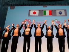 Standing ovation per gli allievi dell’Accademia Teatro alla Scala a Osaka Il Ministro della Cultura Alessandro Giuli all’Italy National Day di Expo Osaka 2025 Una giovane ballerina durante l’esibizione alla “Shining Hat” Hall dell’Expo 2025 di Osaka Il Ministro Giuli, il Commissario Generale di Padiglione Italia Vattani e Fulvio Renoldi Bracco, Vicepresidente e CEO di Bracco Imaging I giovani artisti italiani hanno eseguito celebri pezzi del repertorio contemporaneo sulle musiche di Rossini e Nino Rota Il ritratto di Itō Mancho realizzato da Domenico Tintoretto nel 1585. Fondazione Bracco lo ha sottoposto a un’articolata campagna di indagini diagnostiche prima di esporlo nel Padiglione Italia di Expo 2025 Osaka Il robot del giovane a capo della prima missione diplomatica giapponese in Europa Itō ManchoPer i ballerini della Scuola scaligera l’esperienza giapponese, realizzata grazie al sostegno di Bracco, è stata entusiasmante sia sul piano artistico che su quello personale Oltre duemila persone hanno assistito all’evento organizzato dall’Italia per celebrare il suo National DayLa cultura ha un valore universale e rappresenta un ponte tra i popoli e per questo abbiamo voluto che a un evento globale come Expo si esibissero i giovani talenti dell’Accademia Teatro alla Scala di Milano” afferma Diana Bracco 