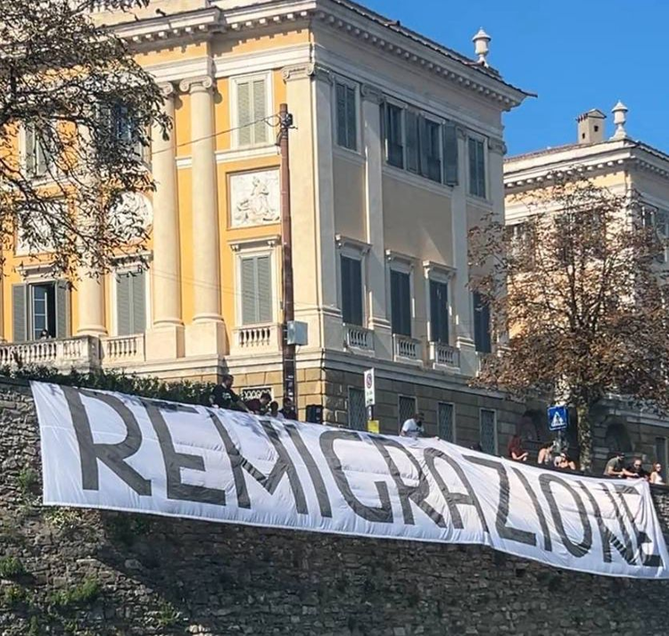 Migranti: 'Remigrazione', striscione di 30 metri a Bergamo