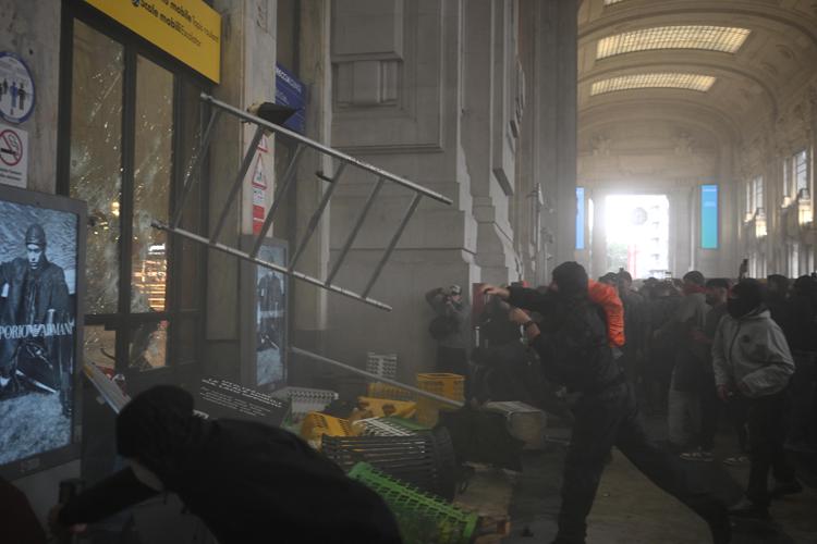 Violenze alla Stazione Centrale di Milano