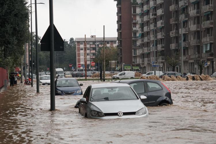 Maltempo al Nord, esonda il Seveso a Milano. Frane a Como, donna dispersa nell'Alessandrino