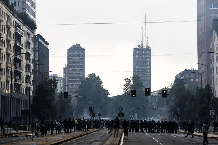 Scontri al corteo a Milano (Ipa)