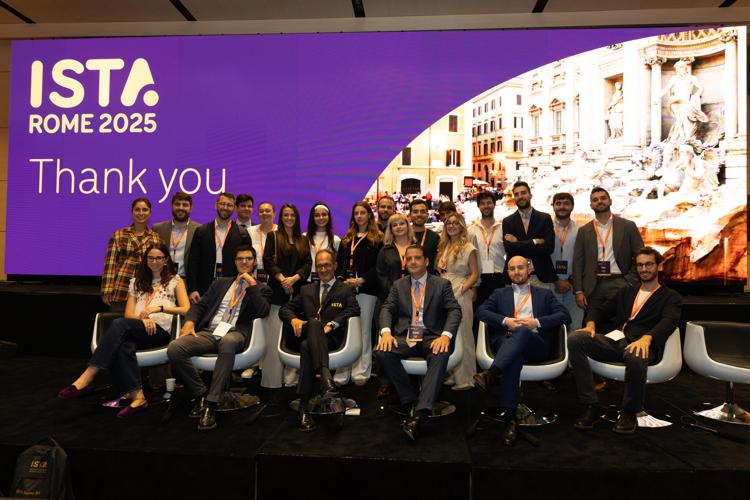 36esimo 'International Society for Technology in Arthroplasty, al centro della foto seduti Calistri (dx) e Gumina (sx)