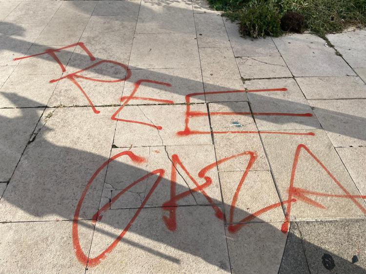 I segni della guerriglia a Milano, tra conta dei danni e voglia di dimenticare