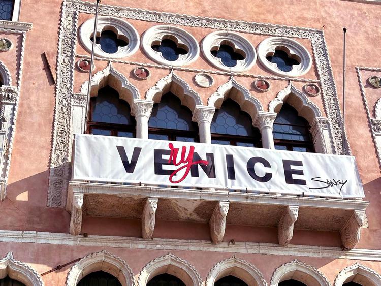 VEryNICE di Sangy, l’installazione sul Canal Grande è l’opera d’arte contemporanea più vista