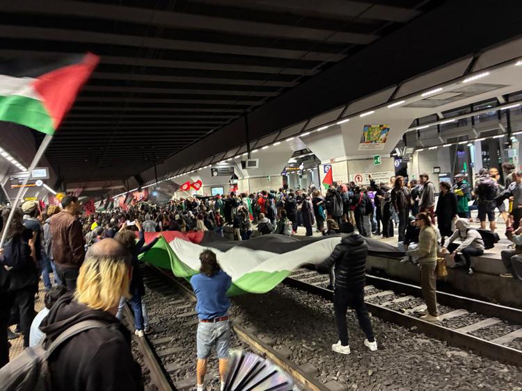 A Torino i manifestanti bloccano la stazione ferroviaria di Porta Susa - Adnkronos