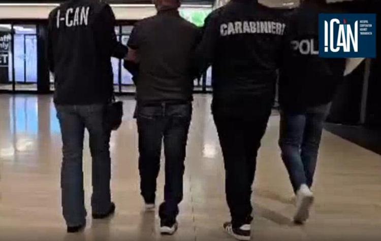 La consegna ai carabinieri italiani dell'ex latitante Sebastiano Signati