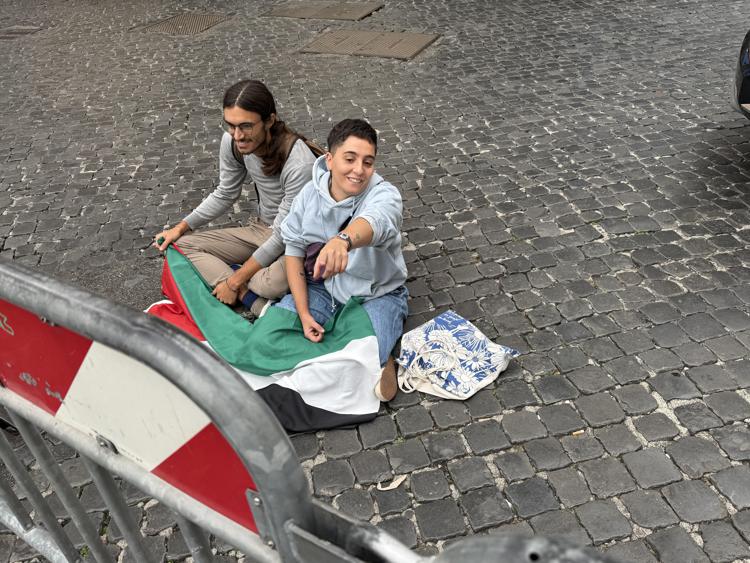 Attivisti Ultima generazione a Montecitorio per Gaza: irrompono nella piazza, bloccati