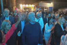 Tajani canta e balla sulle note di Battisti alla festa di Forza Italia - Video