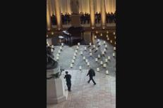 Giorgio Armani, per l'ultima sfilata firmata dallo stilista le note di Einaudi e lanterne bianche