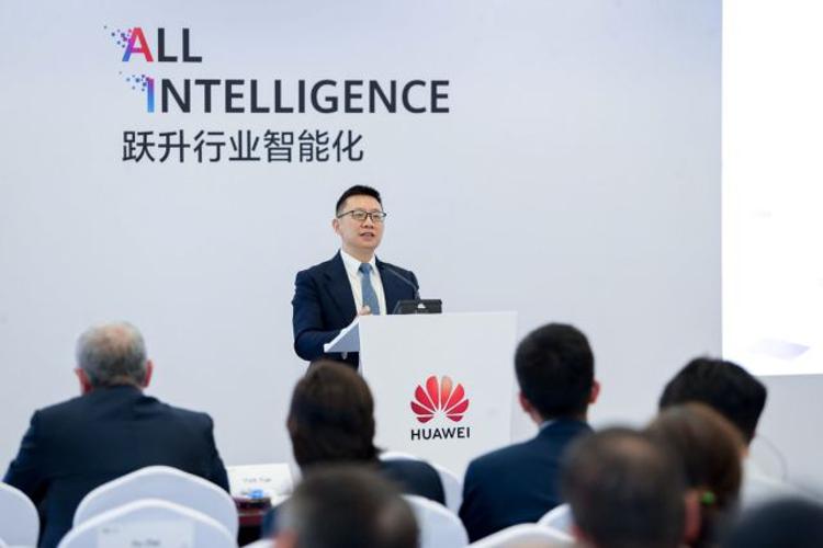 York Yue, vicepresidente di Huawei, CEO delle divisioni ISP e OTT, durante un intervento