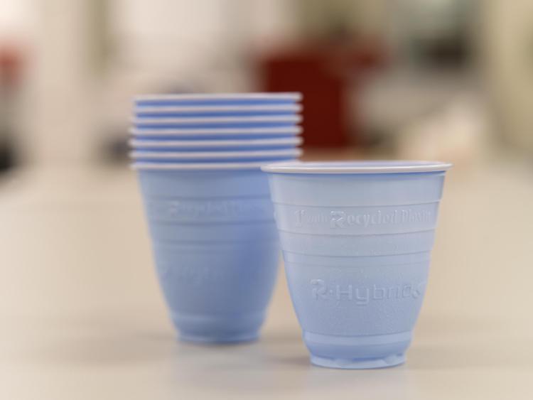 FLO lancia R-Hybrid SKY: primo bicchiere vending con polistirene riciclato post-consumo food grade, già conforme alla PPWR