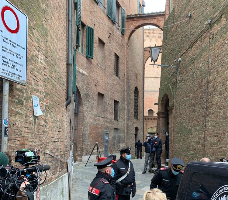 Il vicolo in cui fu ritrovato morto David Rossi a Siena