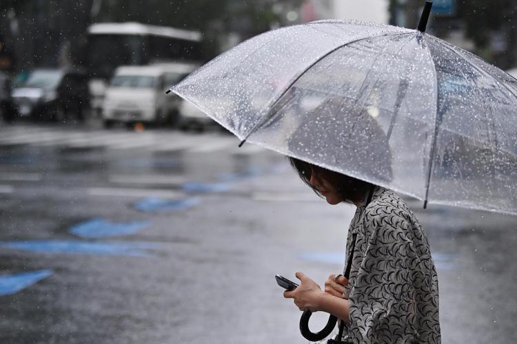 Donna con ombrello (Fotogramma)