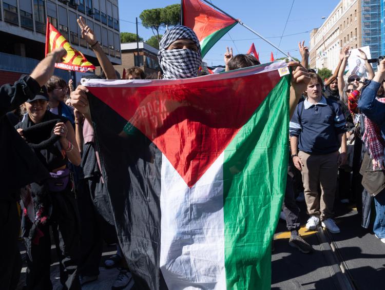 La manifestazione pro Pal di ieri a Roma (Fotogramma/Ipa)