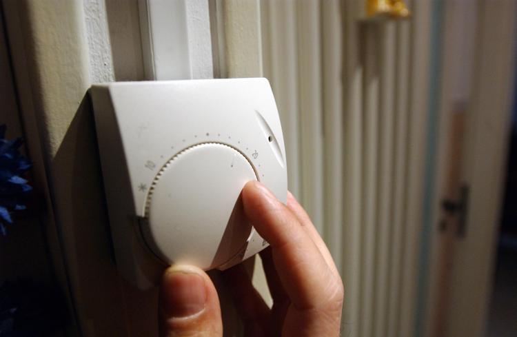 Accensione del riscaldamento  - FOTOGRAMMA