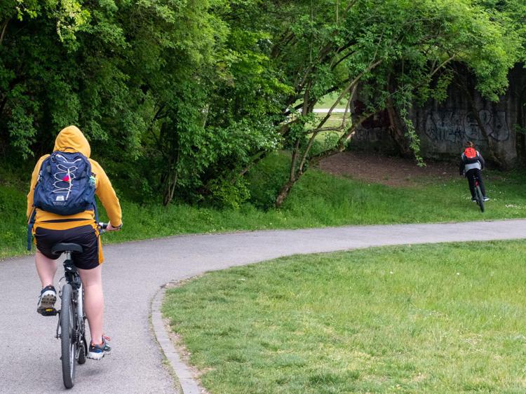 Ciclisti al parco (Fotogramma)