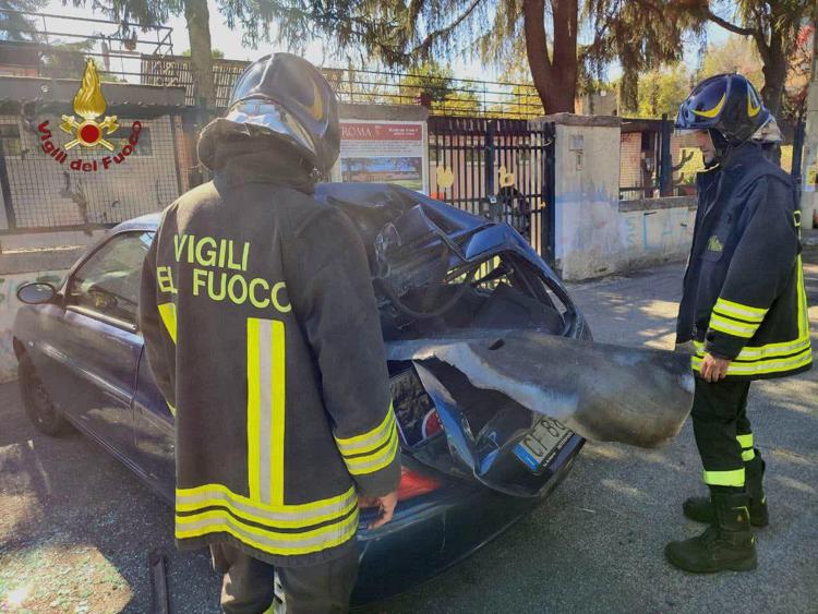 L'auto bruciata, foto dei vigili del fuoco