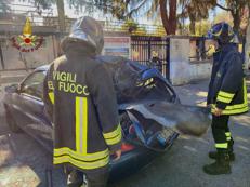 L'auto bruciata, foto dei vigili del fuoco