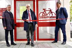 Il taglio del nastro (Milano-Bicocca). Da sinistra_ Cristiano Nicoletti, direttore generale; Marco Orlandi, rettore; Matteo Colleoni, delegato del rettore per la Sostenibilità