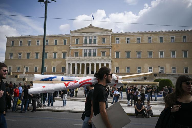 Proteste davanti al Parlamento greco - (Afp)