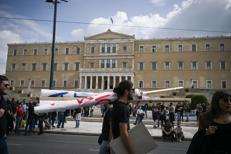 Proteste davanti al Parlamento greco - (Afp)