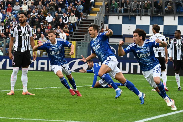 L'esultanza del Como dopo il primo gol