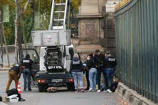 Investigatori al Louvre