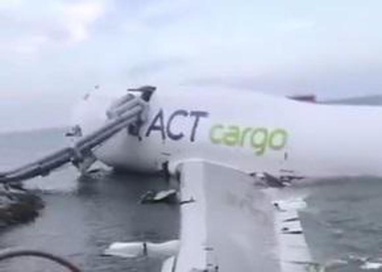 L'aereo cargo precipitato a Hong Kong
