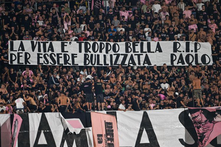 Striscione dei tifosi del Palermo per Paolo Mendico - Fotogramma /Ipa
