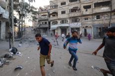 Persone in fuga  a Gaza - Afp