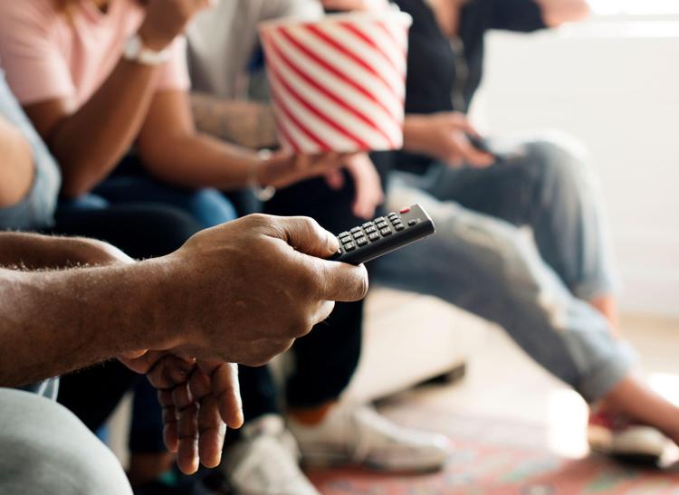 Persoen che guardano la televisione - 

