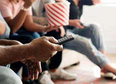 Persoen che guardano la televisione -