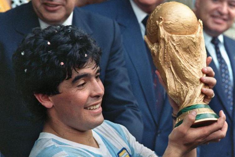 Maradona con la Coppa del Mondo 1986 - Afp