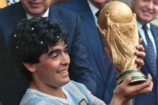 Maradona con la Coppa del Mondo 1986 - Afp